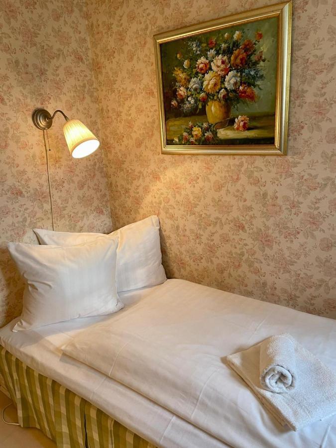 Apertins Hotell Kil Екстериор снимка